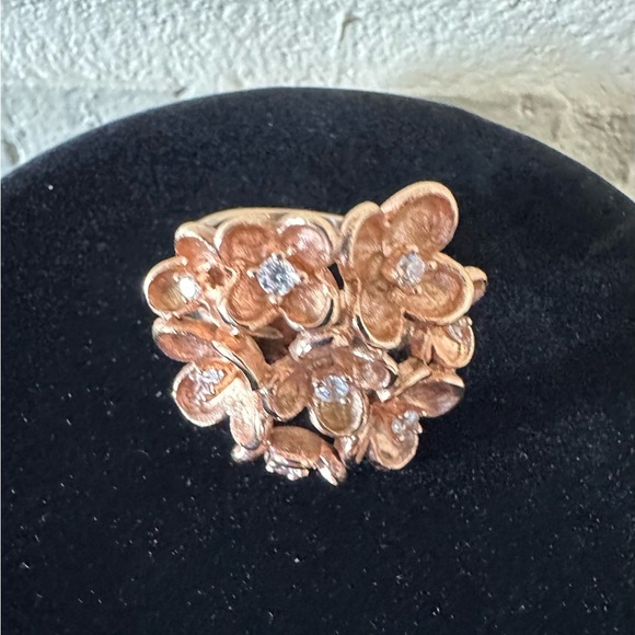 Rose Gold Large Flower Ring. Set in Stainless Steel. Size 8. - Picture 4 of 9
